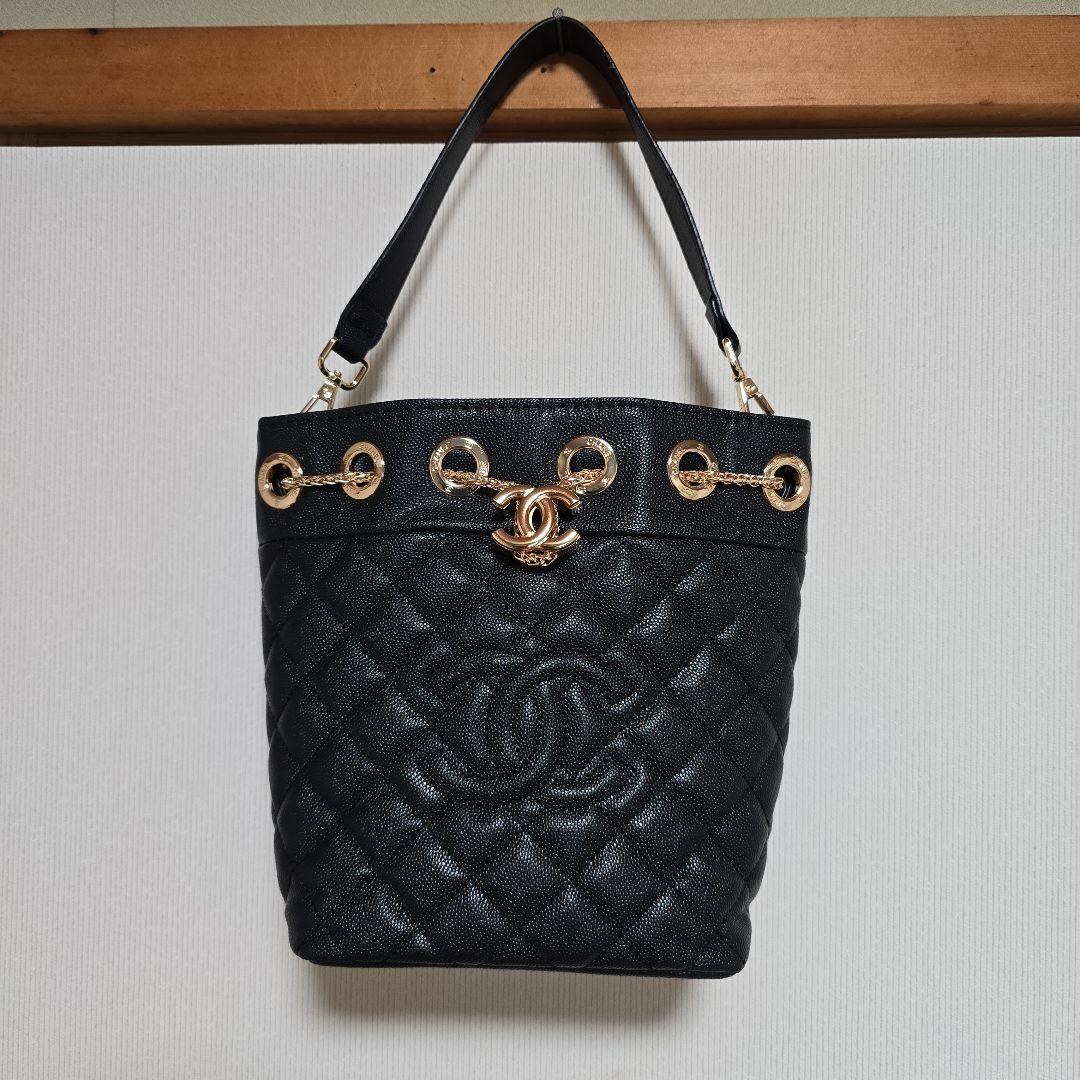 CHANEL ブラック キルティングショルダーバッグ