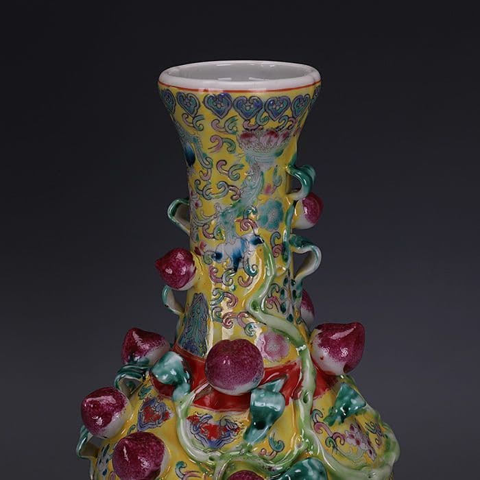清乾隆粉彩万花堆彫九桃花瓶  景徳鎮  陶磁器 装飾品 現代工芸品 美術品 置物