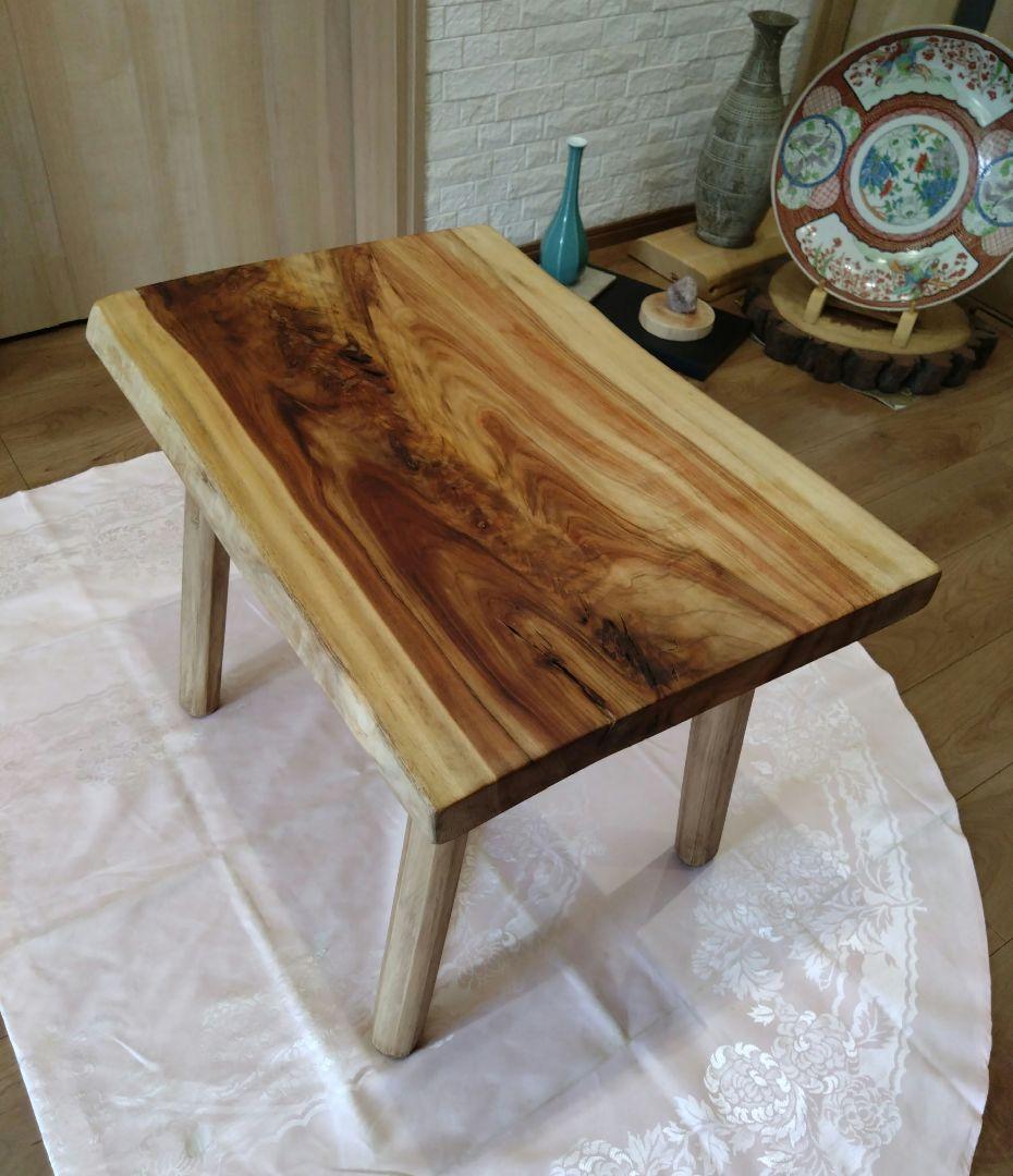 楠（くす）のテーブル⑲　耳付き楠の木の一枚板の模様が綺麗なテーブル