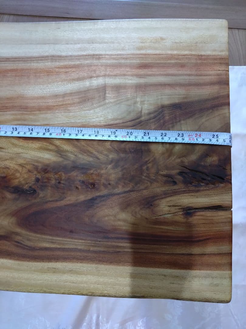 楠（くす）のテーブル⑲　耳付き楠の木の一枚板の模様が綺麗なテーブル