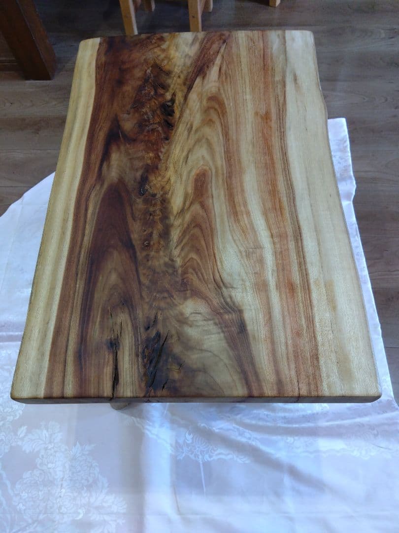 楠（くす）のテーブル⑲　耳付き楠の木の一枚板の模様が綺麗なテーブル