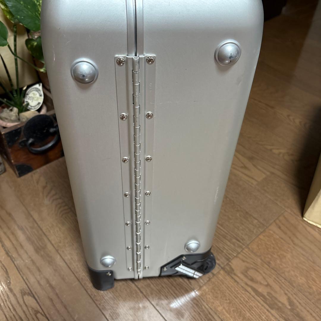 無骨でかっこいい！ゼロハリバートン　アルミ製スーツケース　機内持ち込み可
