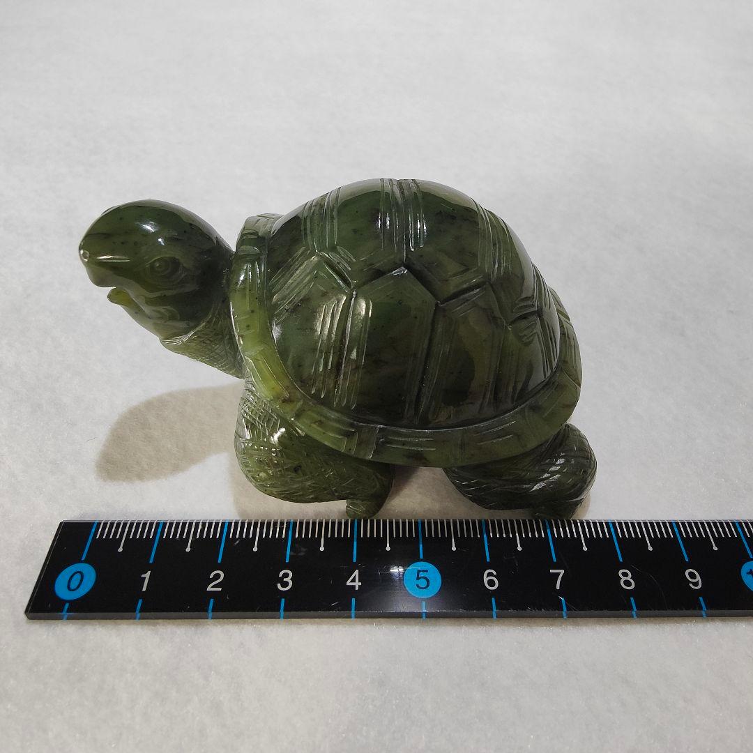 13 亀　軟玉翡翠（ネフライト）で作った亀　天然石　彫刻　翡翠　ヒスイ　亀　かめ