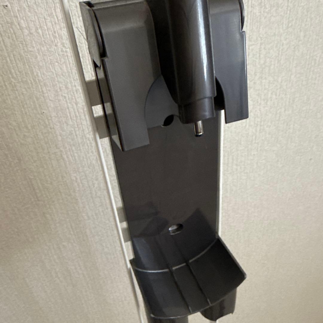 dyson スティッククリーナー 本体 壁掛け充電スタンド付き　V7 slim