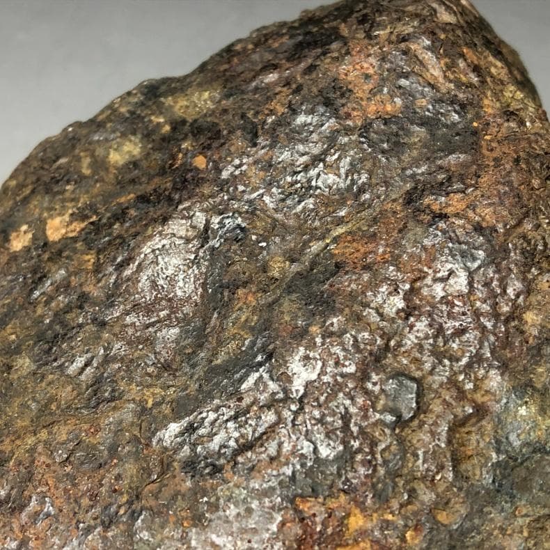 隕石 鉄隕石　アルタイ隕石　原皮付き　ナチュラル　原石　重さ約975ｇ　立て付き