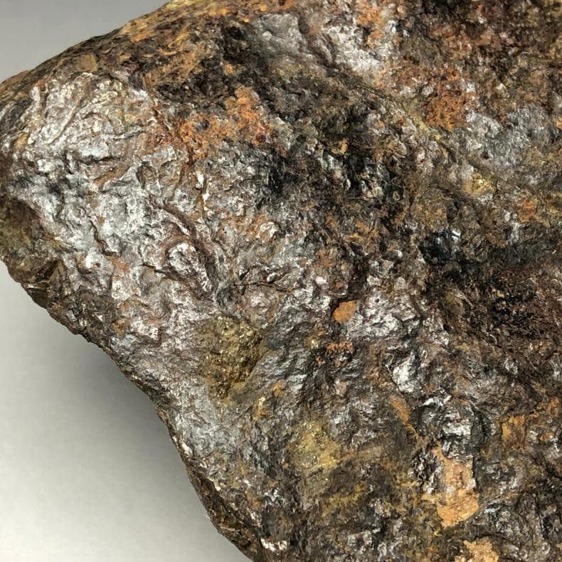 隕石 鉄隕石　アルタイ隕石　原皮付き　ナチュラル　原石　重さ約975ｇ　立て付き