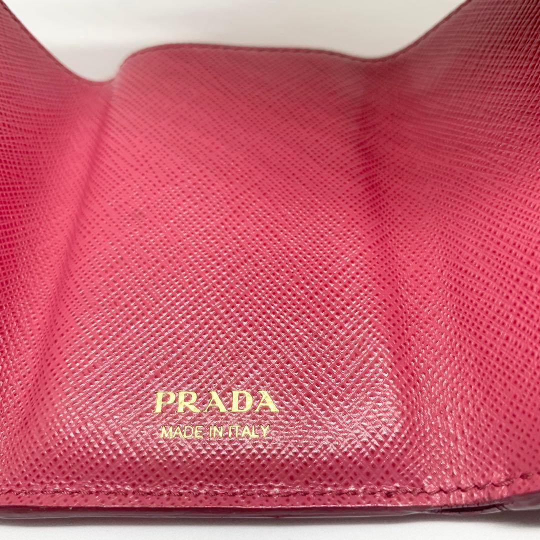 人気色✨PRADA 濃ピンク サフィアーノ ミニウォレット レター型 金ロゴ