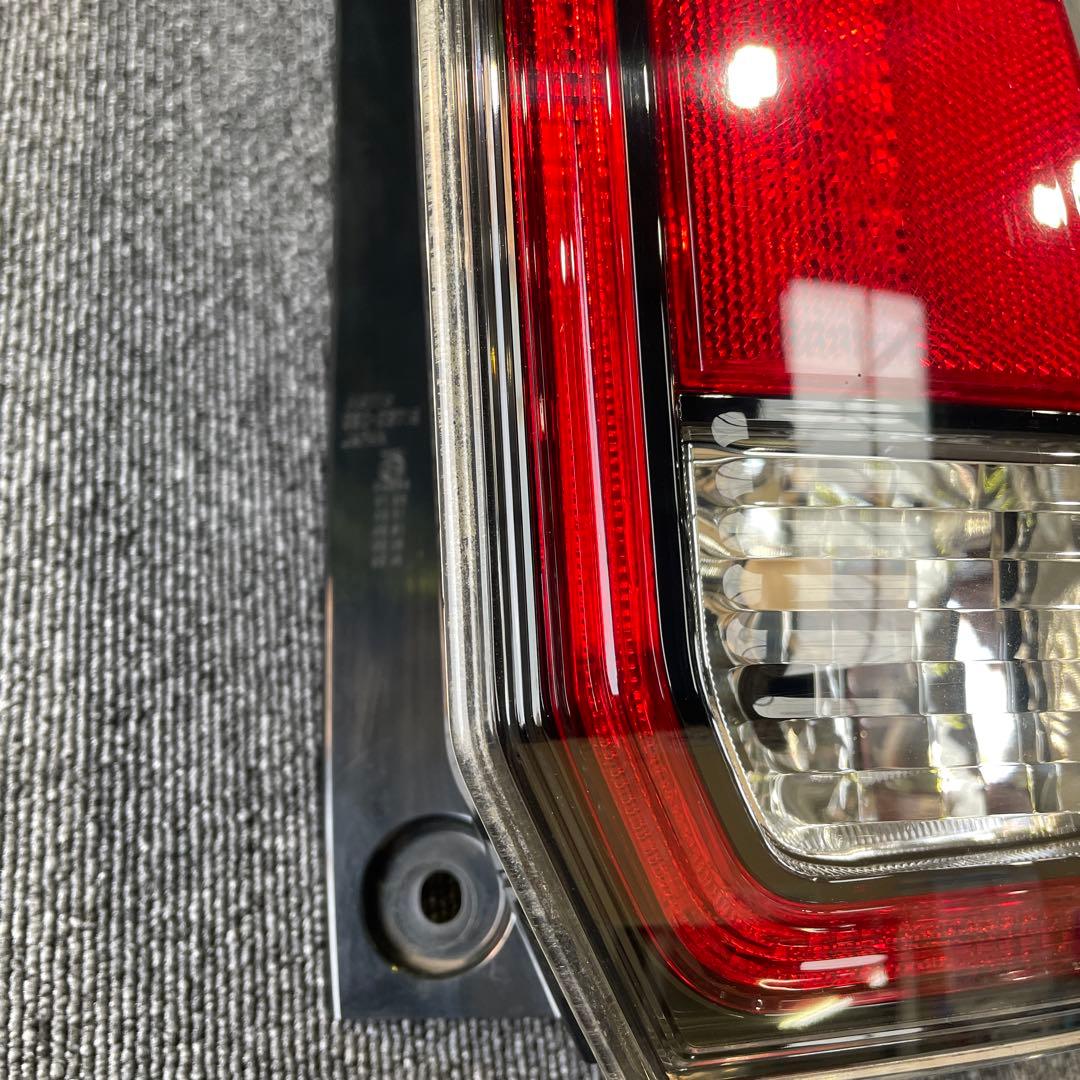 ニッサン　セレナ　リヤコンビネーションランプユニット　右