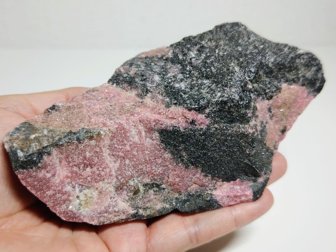 ロードナイト 786g バラ輝石 原石 鑑賞石 自然石 誕生石 鉱物 鉱石 水石