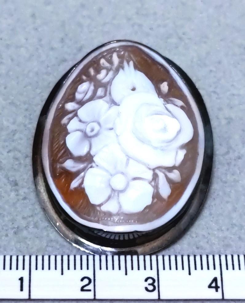 サルバトーレフェラガモ　シェルカメオSV925ブローチ／トップ箱付き　39360