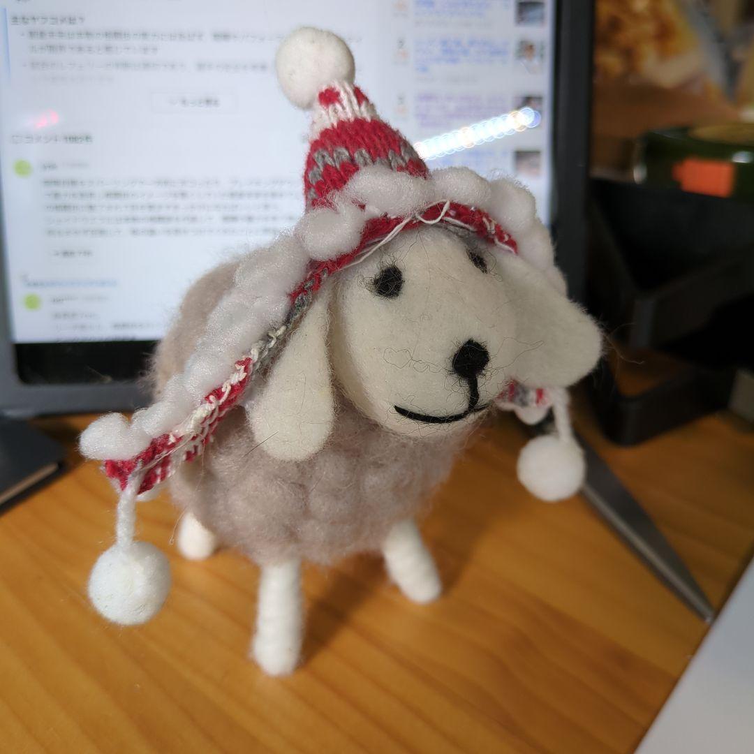 フェルト羊型ぬいぐるみ 赤白帽子付き