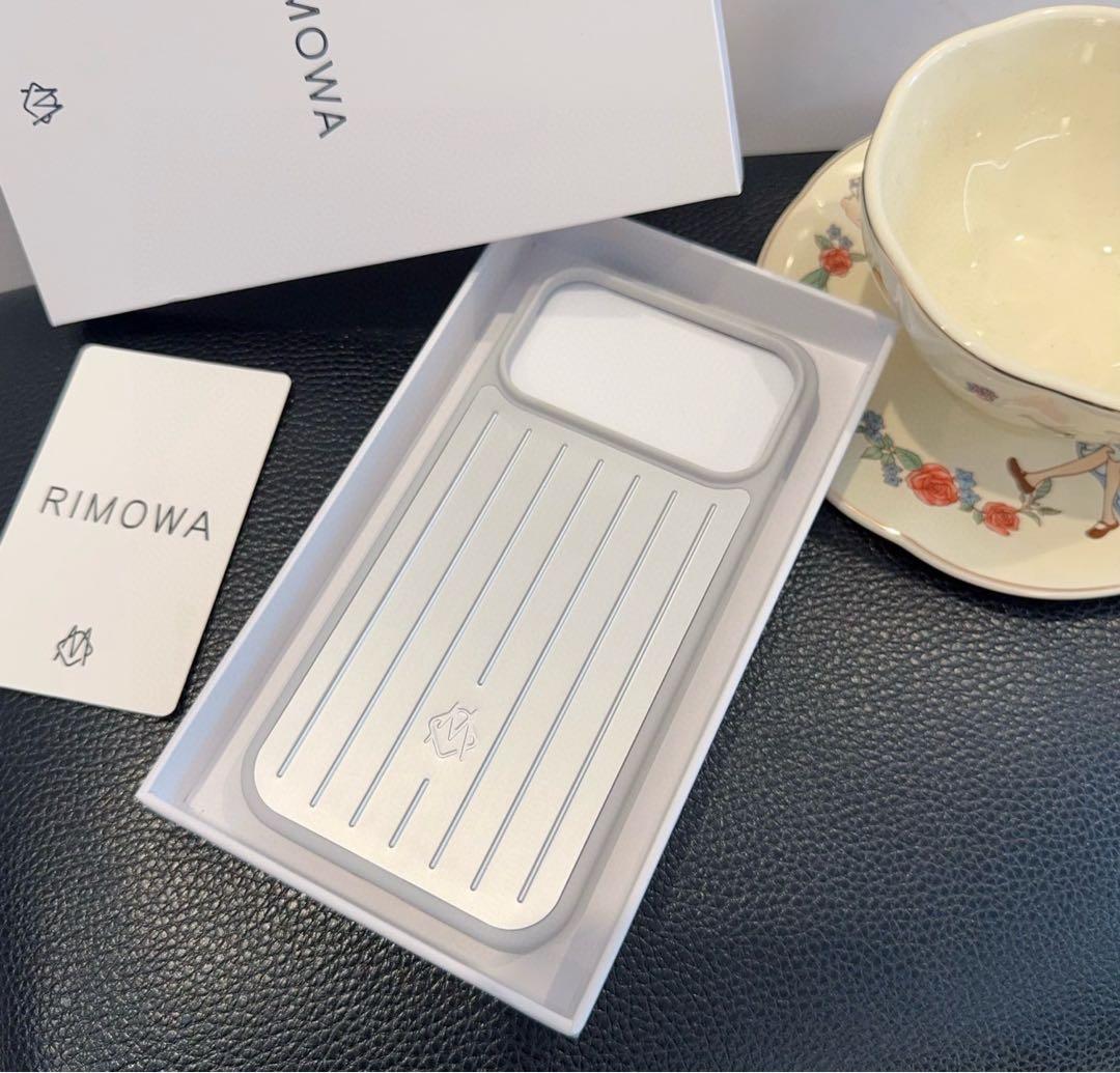 RIMOWA リブデザイン iPhone 17 proケース シルバー系
