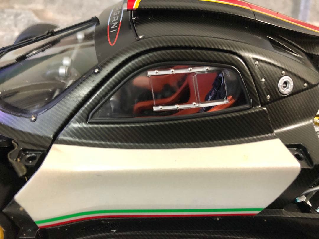 ★絶版！オートアート￼ 1/18 パガーニ ゾンダR (イタリアンストライプ￼)