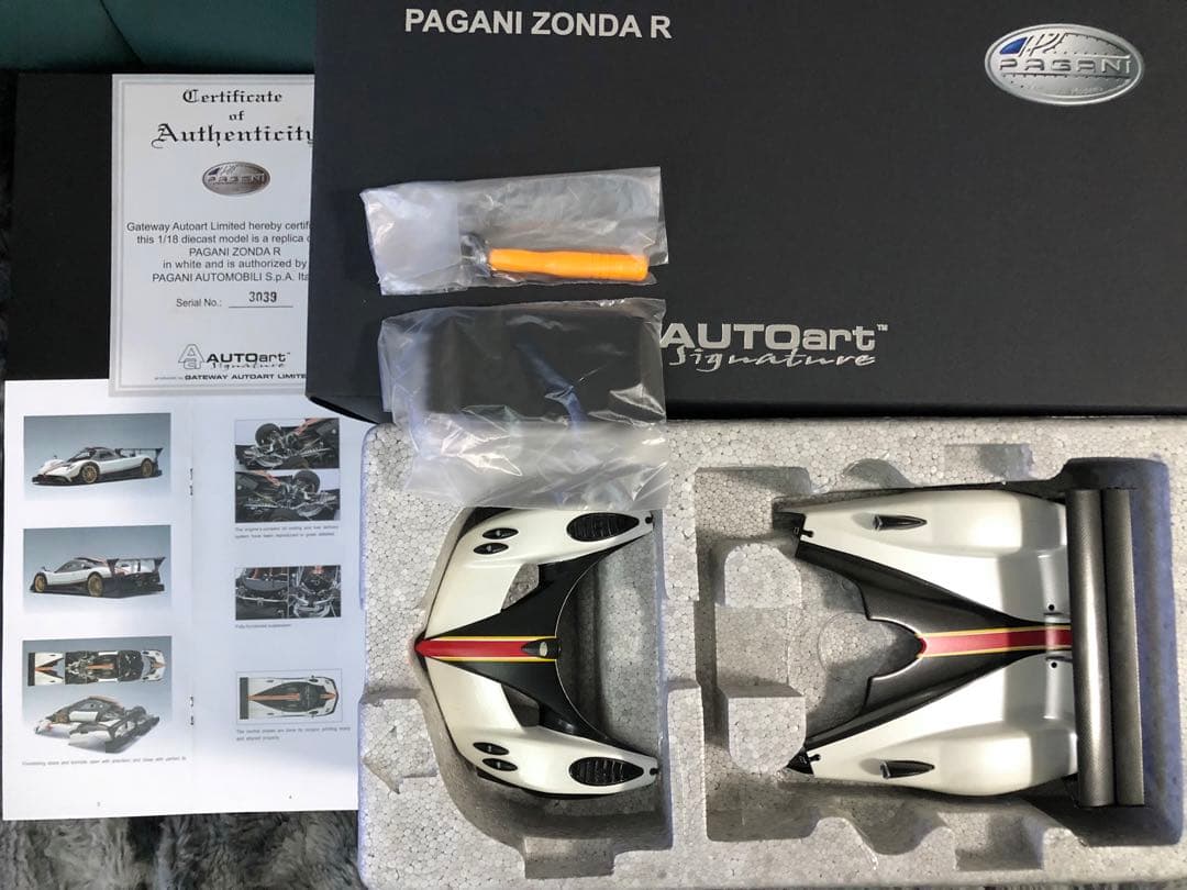 ★絶版！オートアート￼ 1/18 パガーニ ゾンダR (イタリアンストライプ￼)