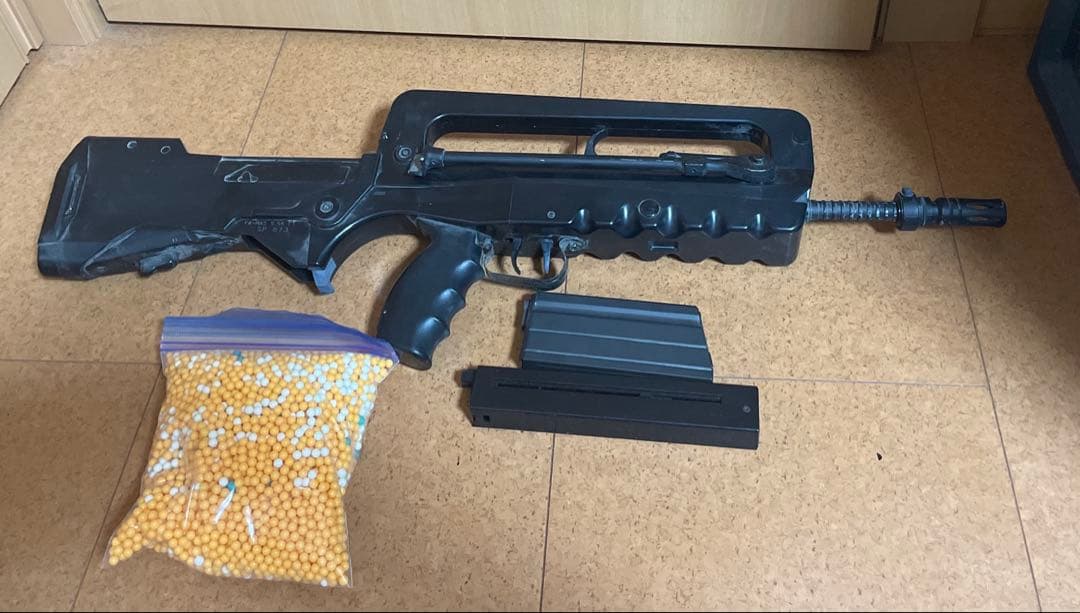 東京マルイ　ファマス　電動ガン　FAMAS 5.56-F1 SP 573 BB弾