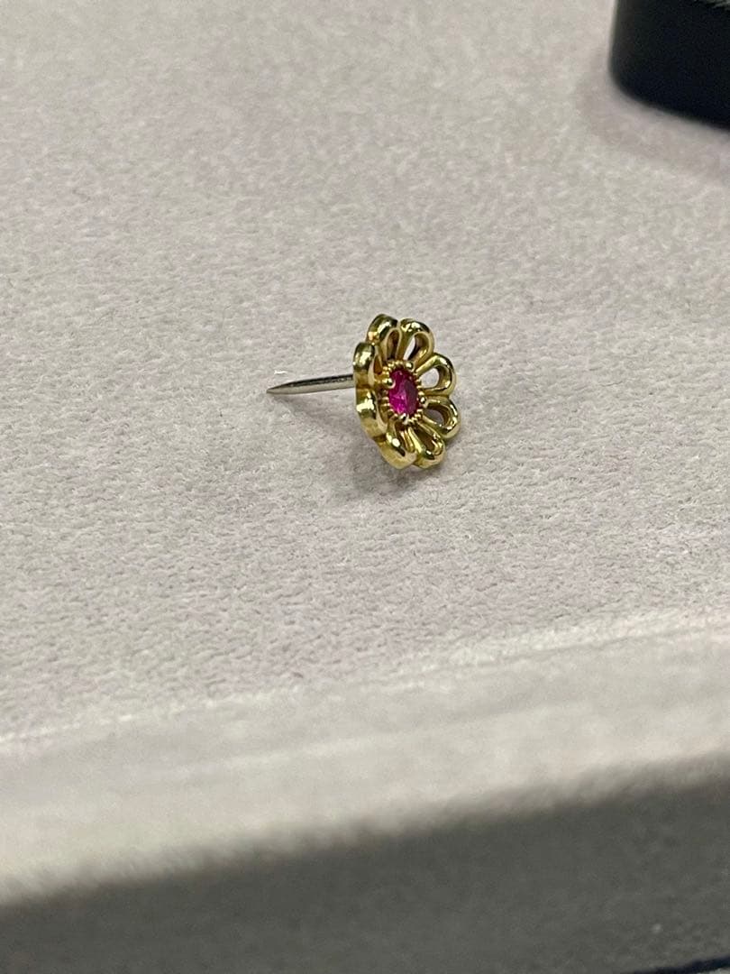 18K金の花デザイン ルビー宝石 ピンブローチ K18YG Gold ゴールド