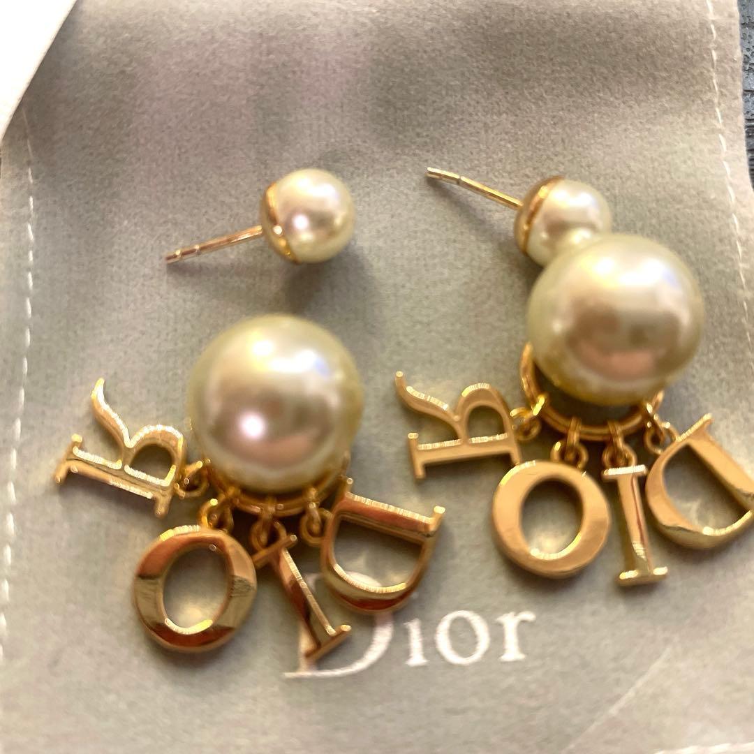 Dior パール ロゴ ピアス