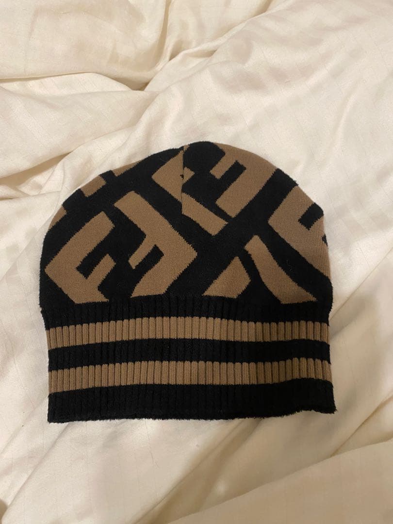 FENDI ロゴニット帽 ベージュ・黒