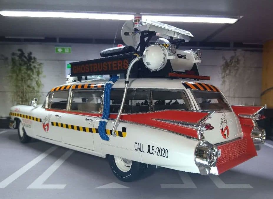 PYOMARO　Hot Wheels 1/18 Ecto-1A