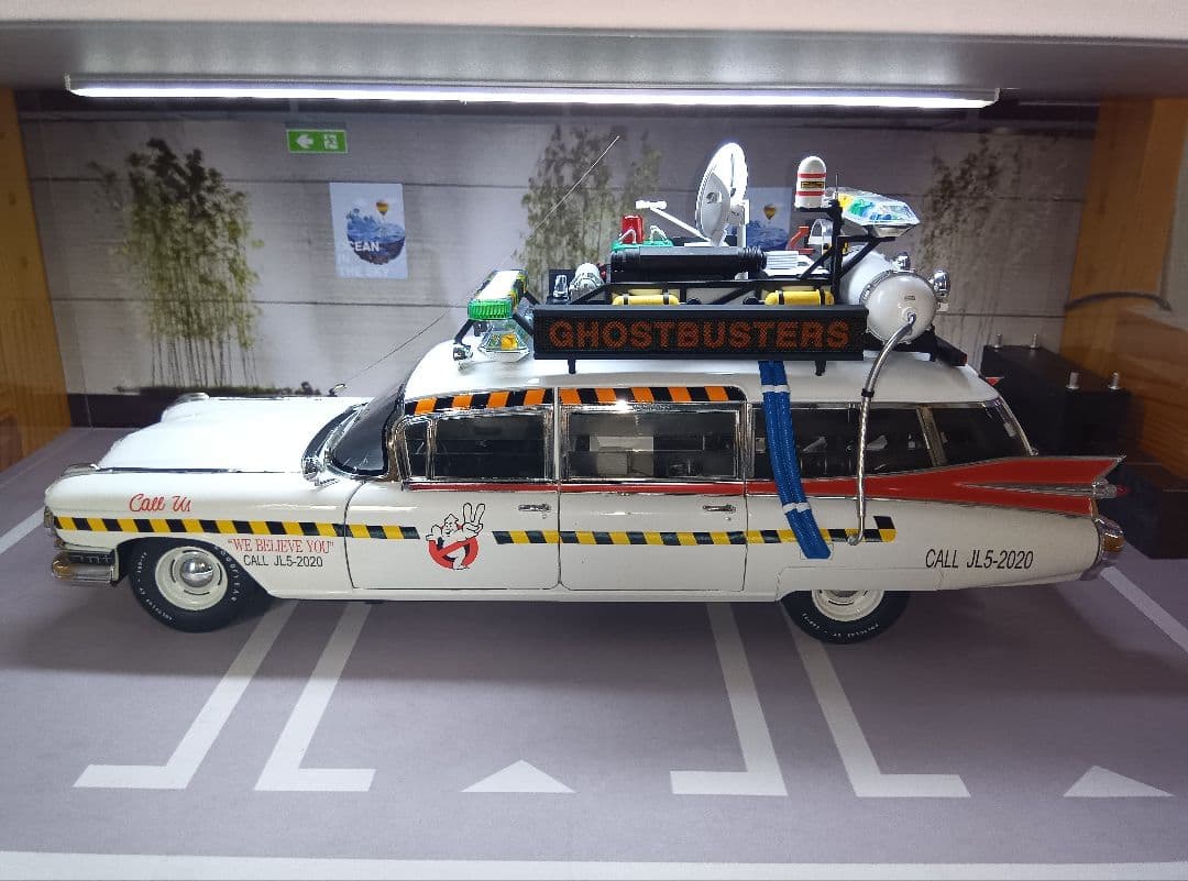 PYOMARO　Hot Wheels 1/18 Ecto-1A