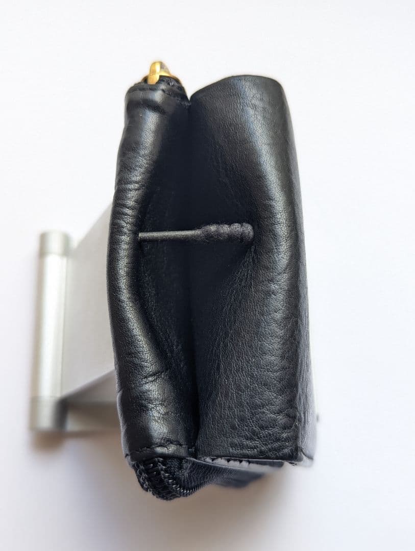 イルビゾンテ スクエアラウンドジップウォレット ブラック シボ加工 男女兼用