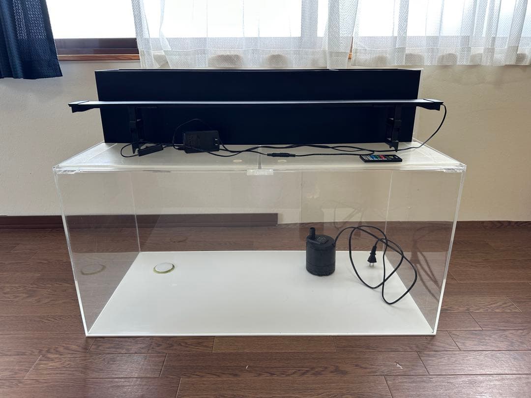 90アクリル水槽 上部濾過　LEDライト付き