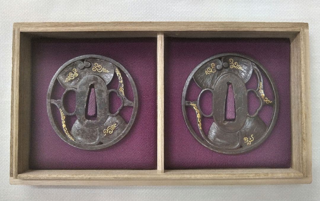 時代鍔 在銘 越前住記内作 葵図 大小 共箱付き 記内鍔 鐔 鍔