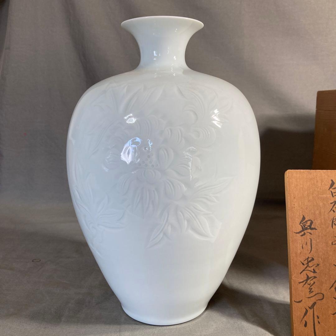 【期間特別値下げ】日本伝統工芸会　日本の名窯　奥川忠右衛門作　白磁牡丹彫文　花瓶