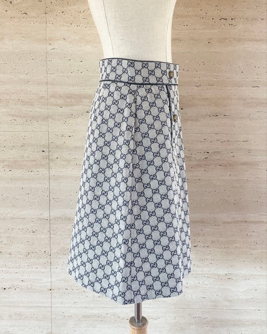 【GUCCI】美品！GG柄 スカート 40サイズ　タイガーボタン　総柄