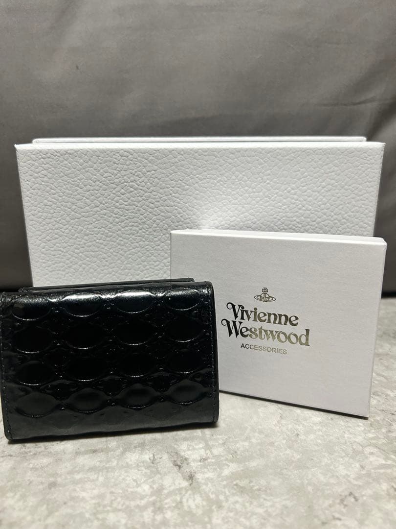 Vivienne Westwoodオンライン限三つ折り財布 パテントレザー箱付き