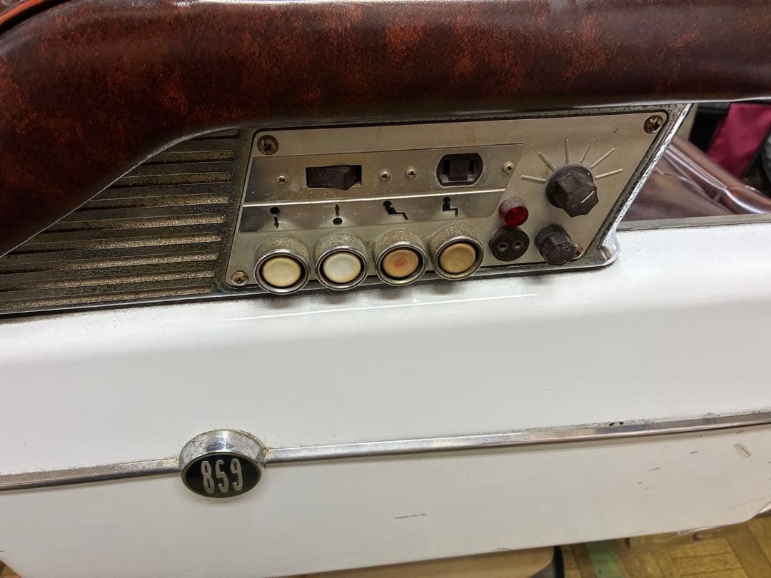 理容椅子　電動リクライニング理容椅子 ブラウン タカラ　８５９　中古