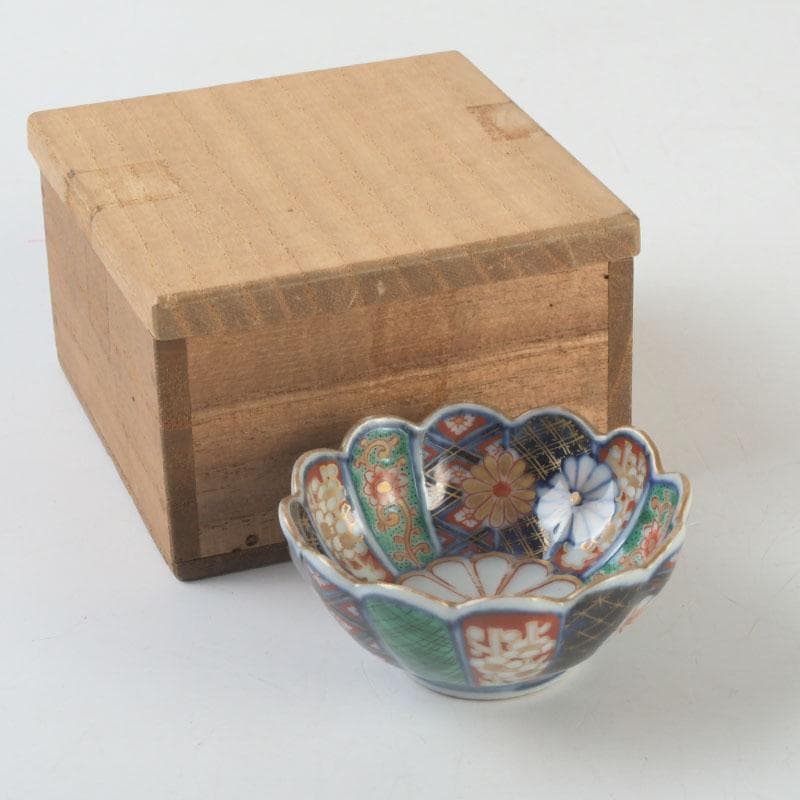 伊万里焼　奇玉宝鼎之珍　色絵金彩　花草文　輪花盃　時代箱付　V　9550