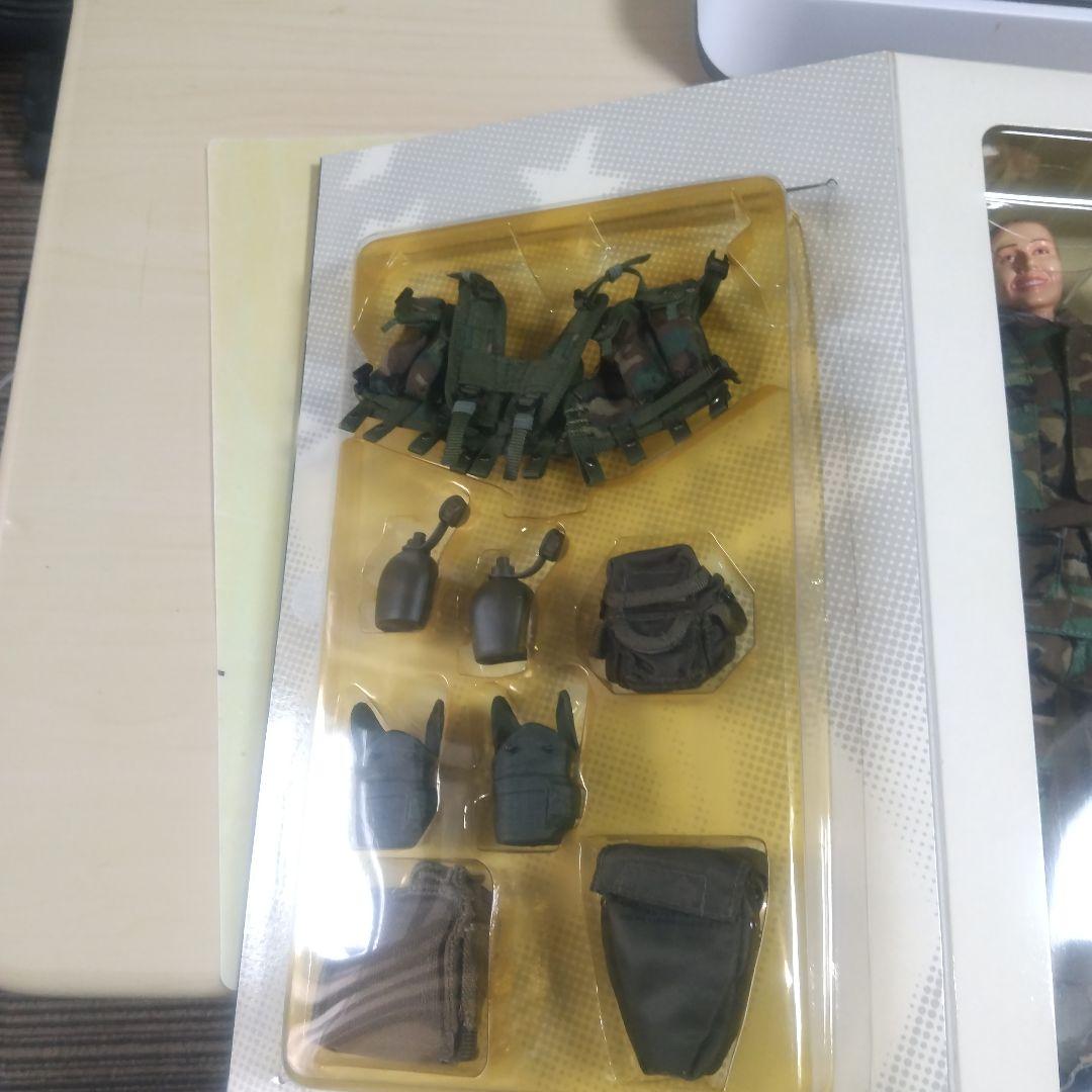 ドラゴン1/6女性兵士と同スケールのスコーピオン軽戦車かシュリダン戦車？のセット