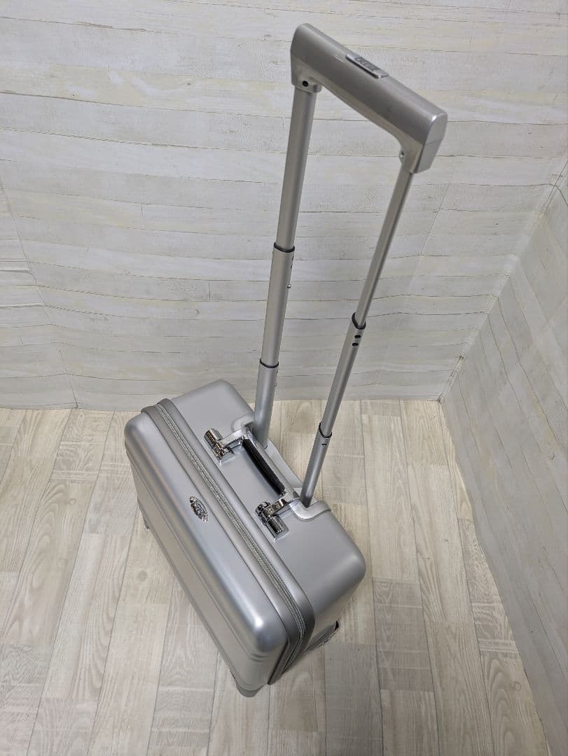 無骨でかっこいい！ゼロハリバートン　アルミキャリーケース