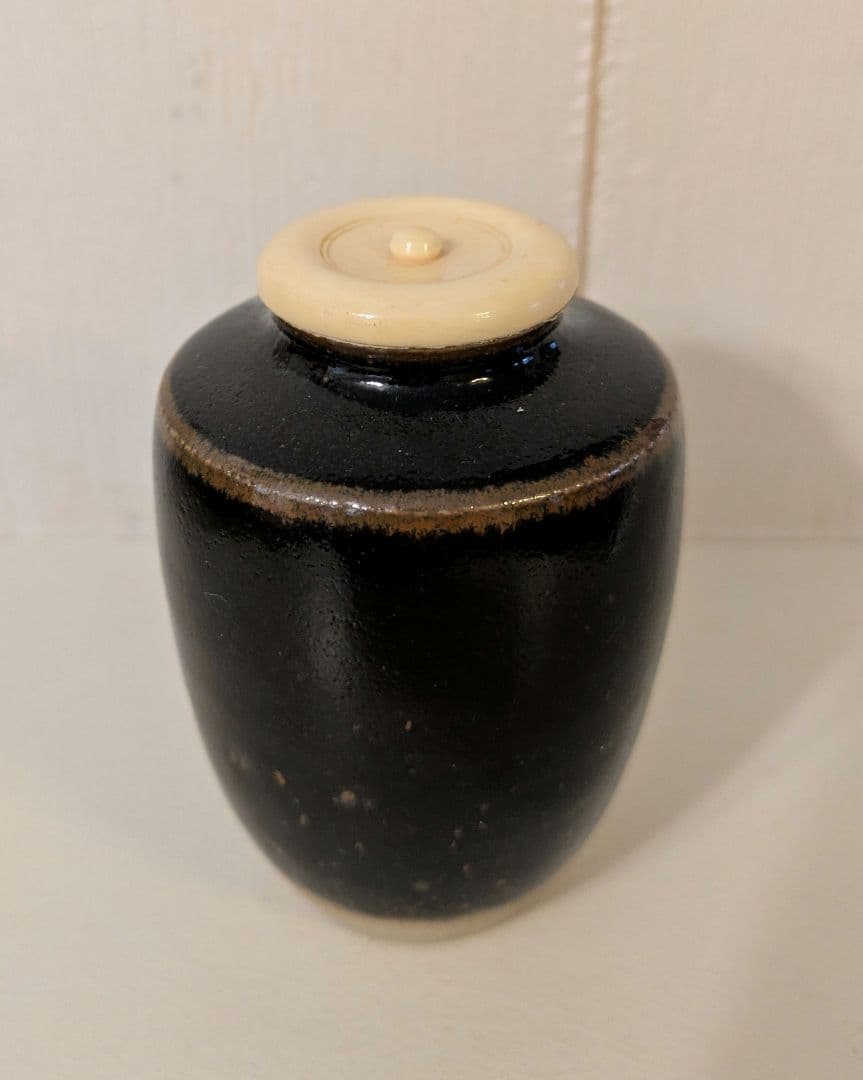不審菴　茶桶　さつう　黒釉陶器製　棗 木箱付き　宗偏流 　十代 山田宗囲 書付