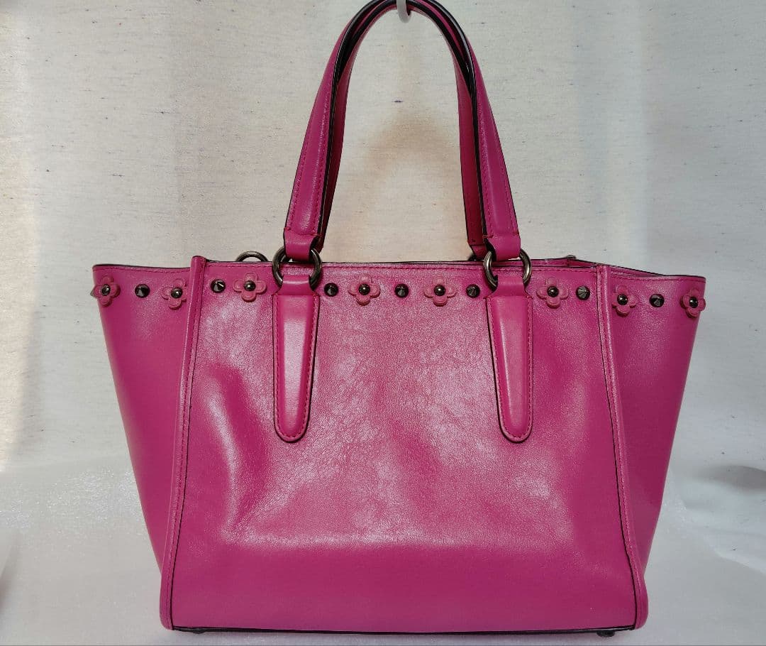 まゆちゃん　コーチ マゼンタ スタッズ フローラルレザー クロスビート