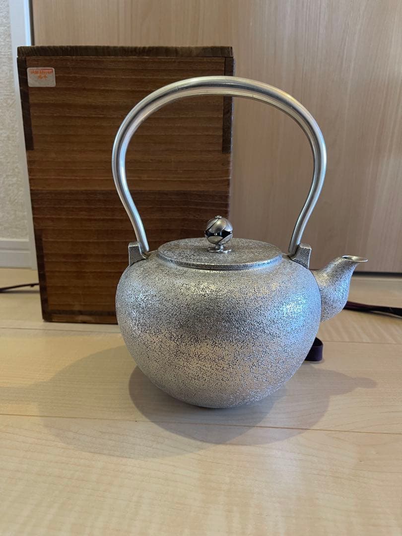 純銀保証　純銀製槌目湯沸1091g 銀瓶　桐箱　刻印あり　急須　茶壺　茶道具鉄瓶