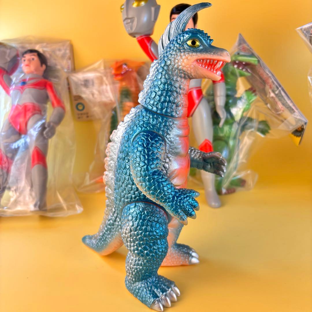 ゆ*ん様 ブルマァクの怪獣シリーズ★アーストロン Gカラー 帰ってきたウルトラマ