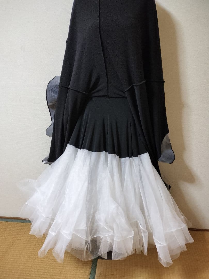 ジャンティ社交ダンス、スタンダードドレス、黒いドレスに白い小花が素敵！