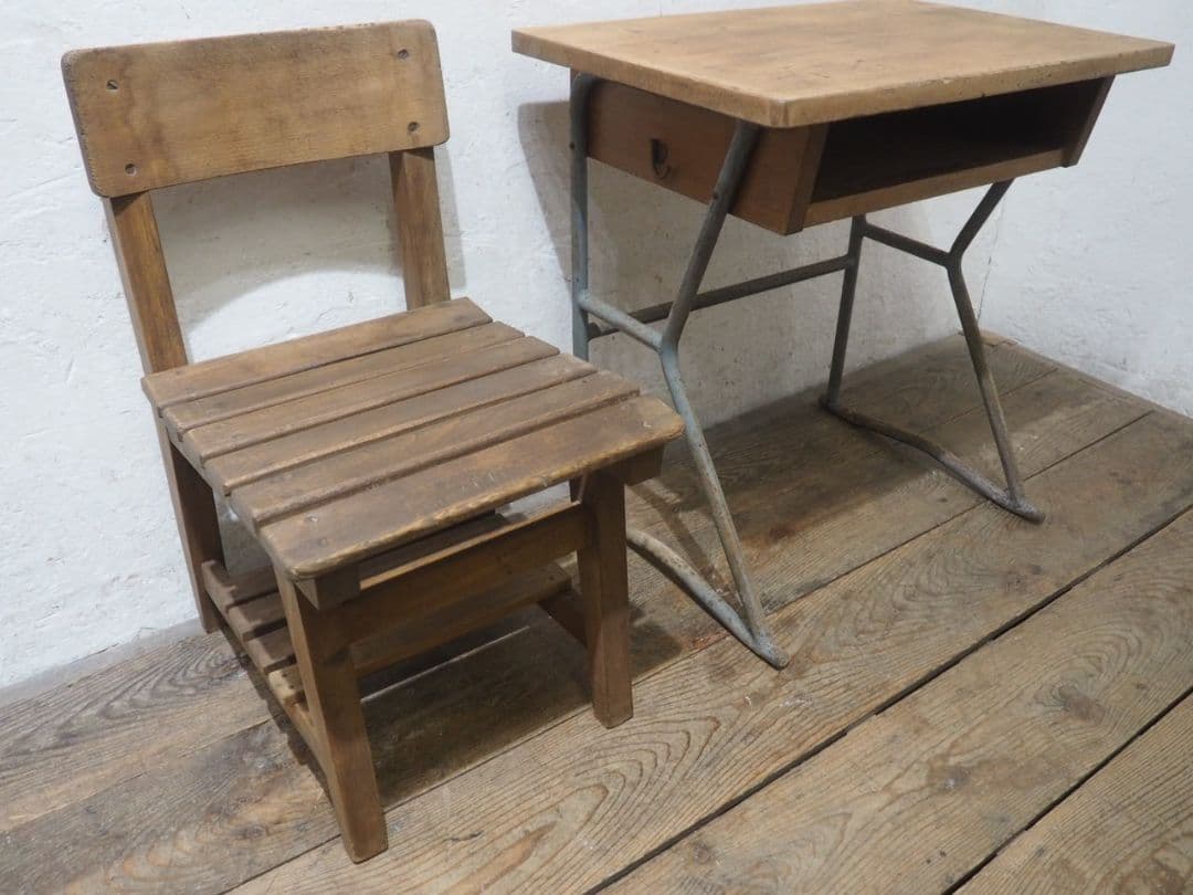 1323 ①ヴィンテージ　レトロな学校机と椅子　テーブル　イス　古家具　子供用