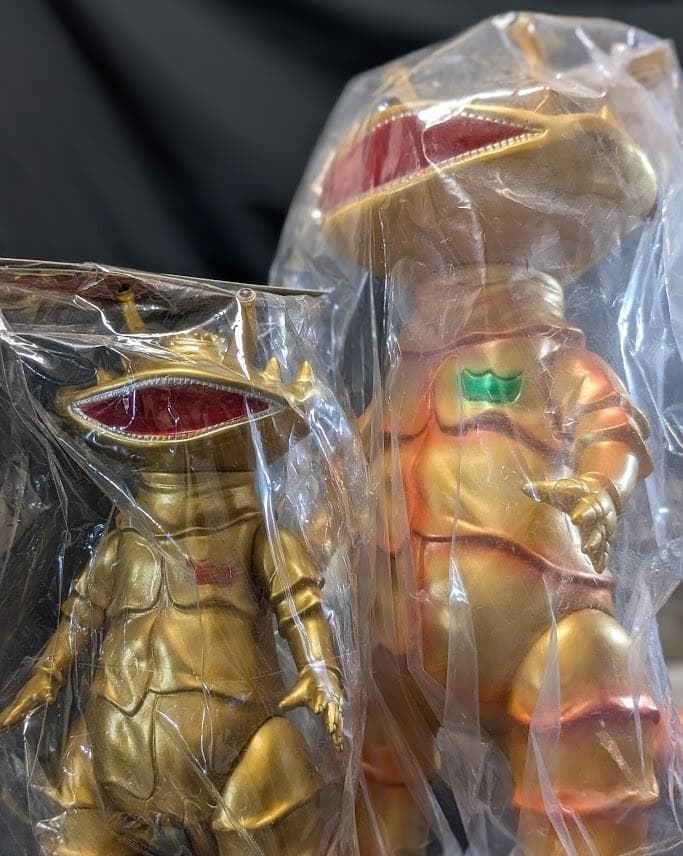 ジャイアントカネゴン＆ゴールド（ブルマァク復刻）未開封ソフビ他＋ビジュアル書籍