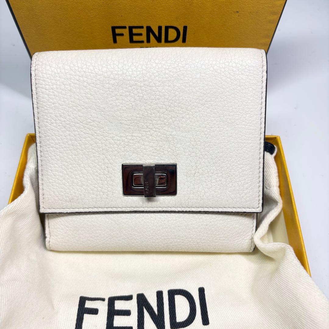 美品　フェンディ レザー ピーカブー セレリア　二つ折り財布　ホワイト
