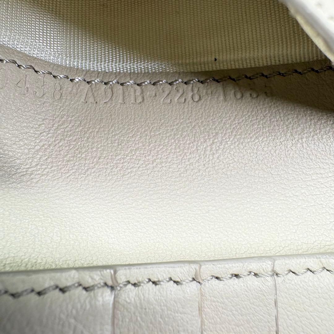 美品　フェンディ レザー ピーカブー セレリア　二つ折り財布　ホワイト