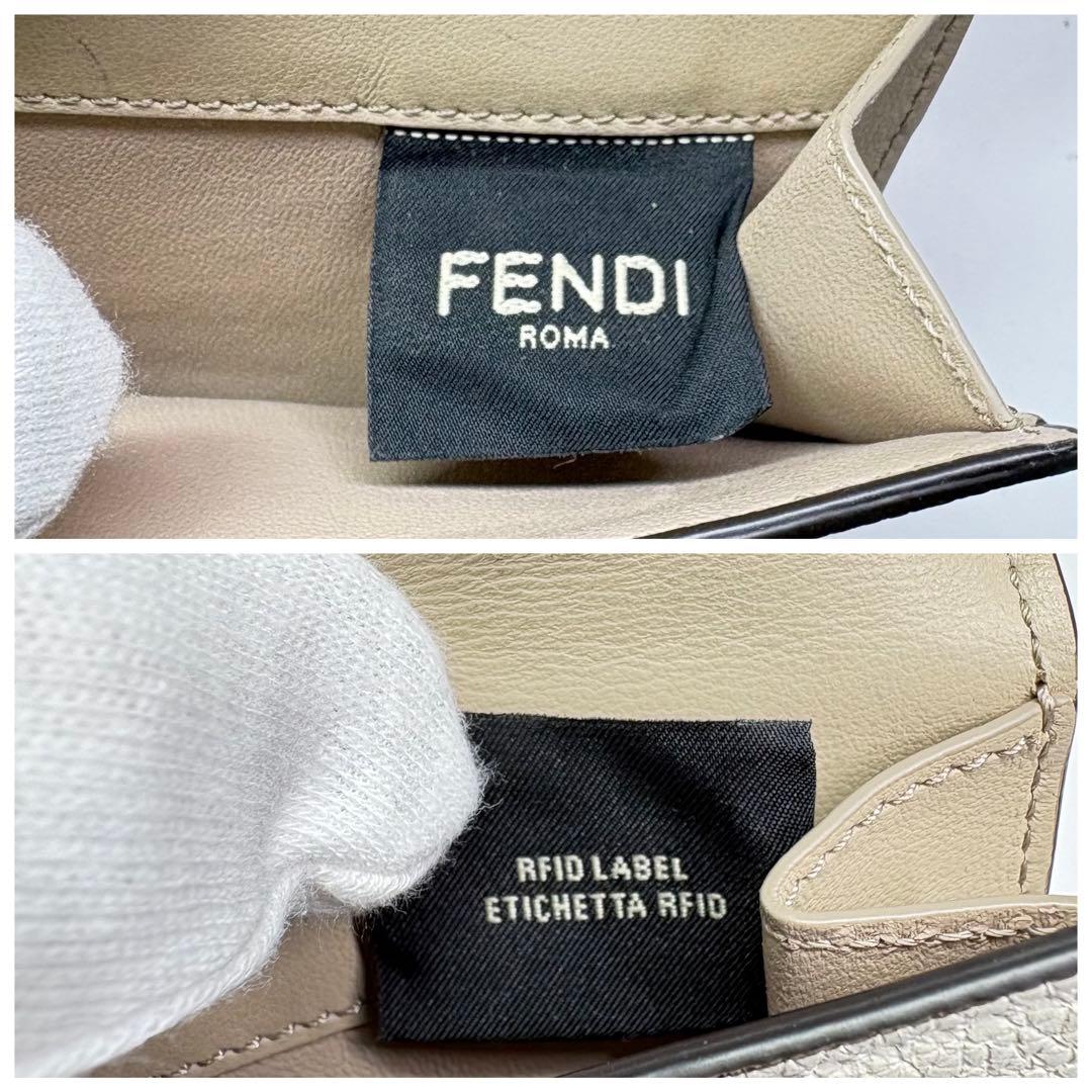 美品　フェンディ レザー ピーカブー セレリア　二つ折り財布　ホワイト