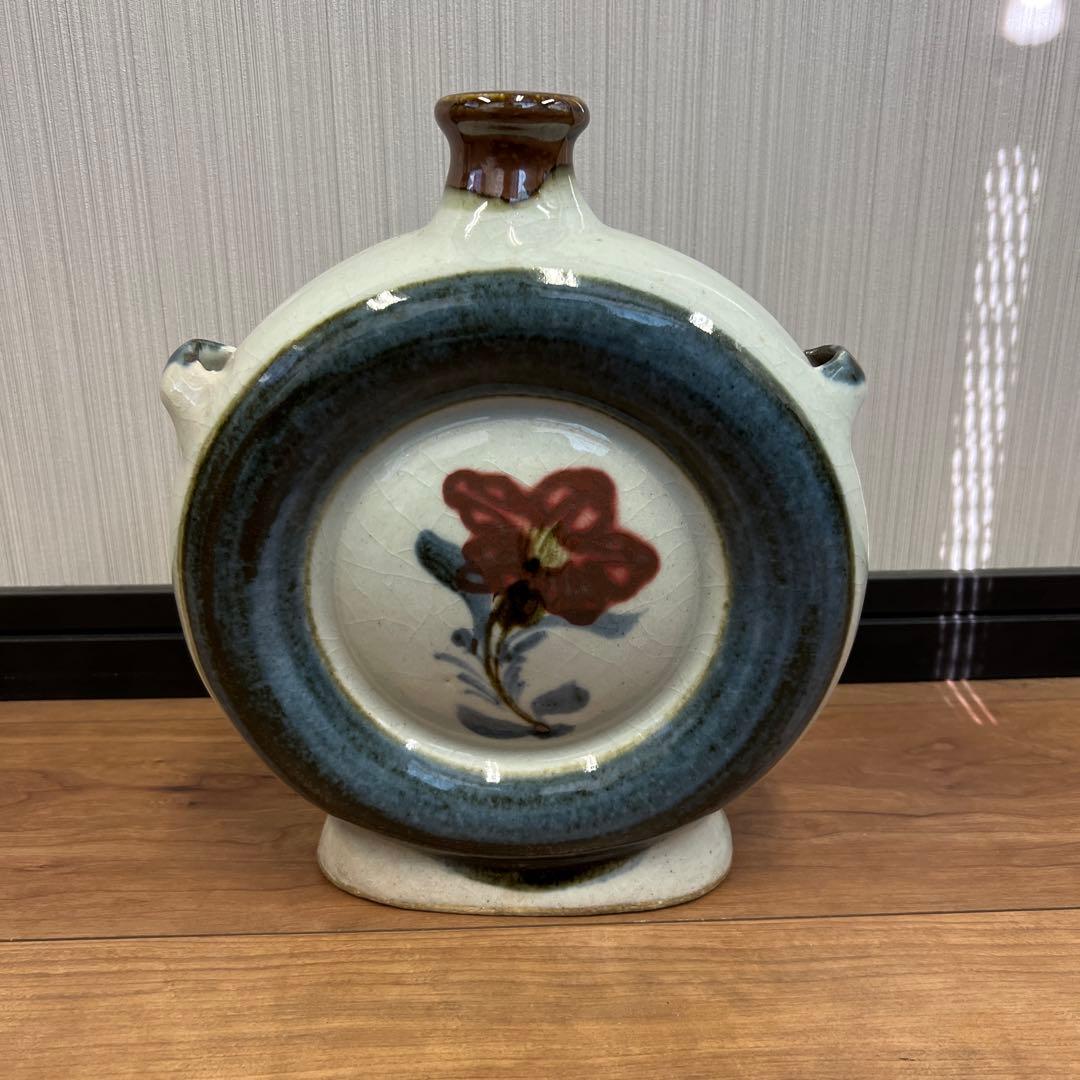 花模様の持ち手付き陶器