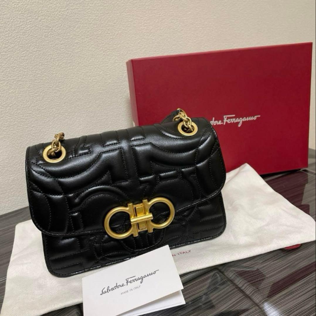 Salvatore Ferragamo フェラガモ　ガンチーニショルダーバッグ