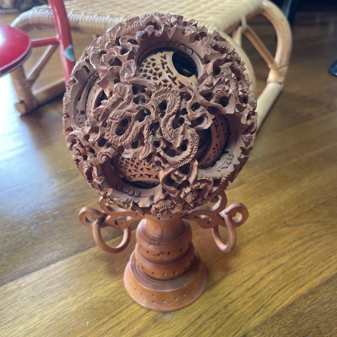 精巧な木製円形彫刻