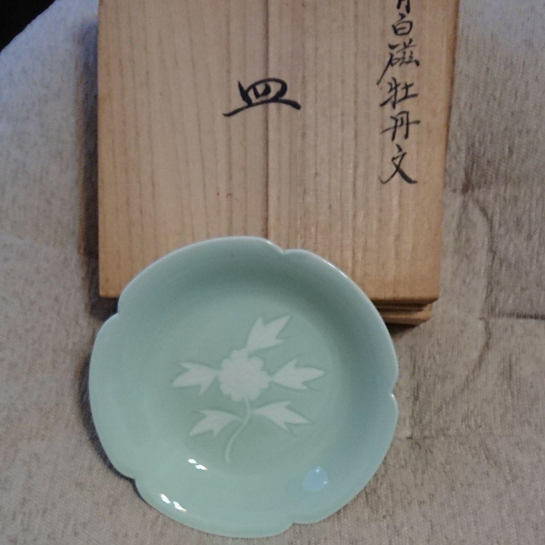 井上萬二  皿  青白磁牡丹文