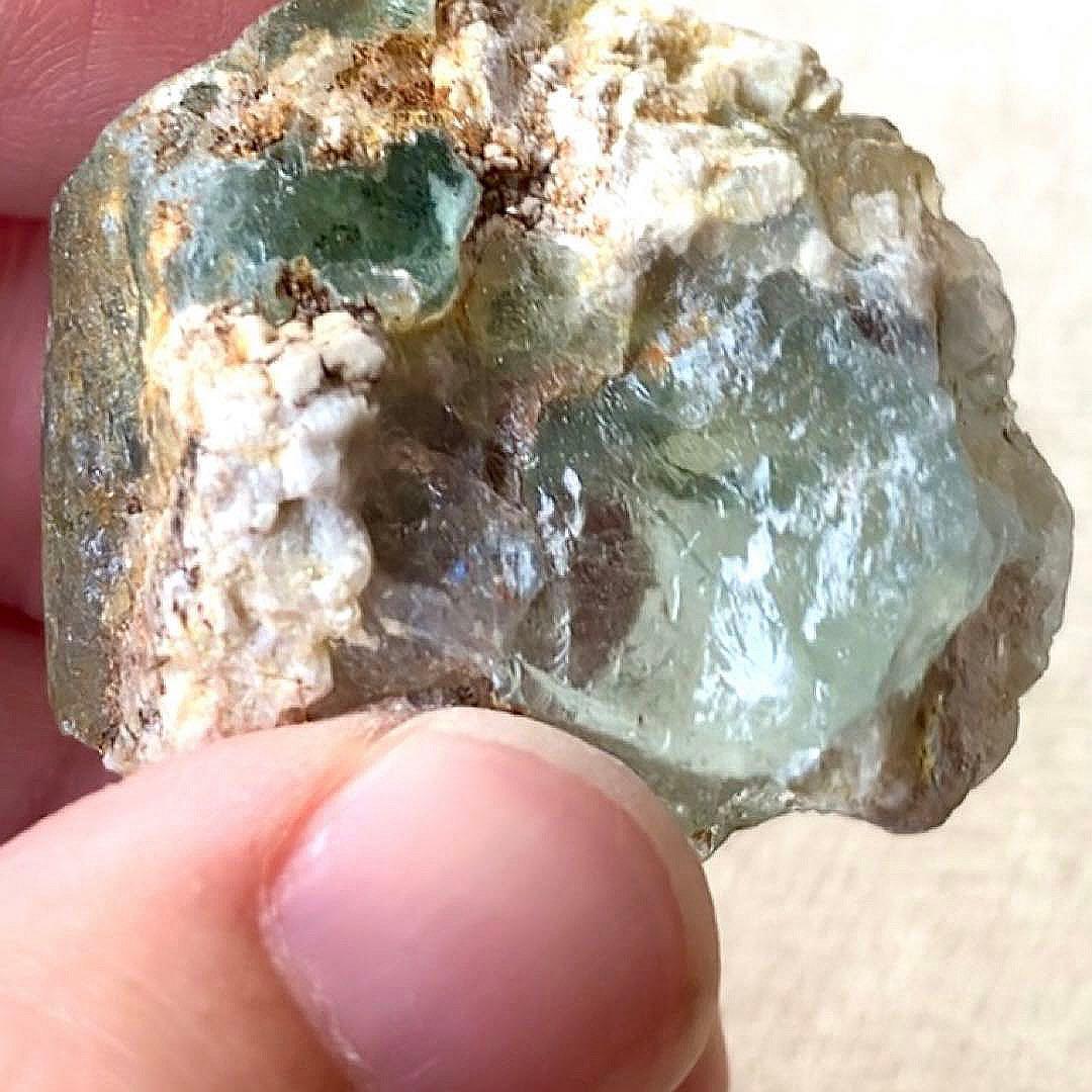 バイカラーベリル原石6/六角形グリーン多め